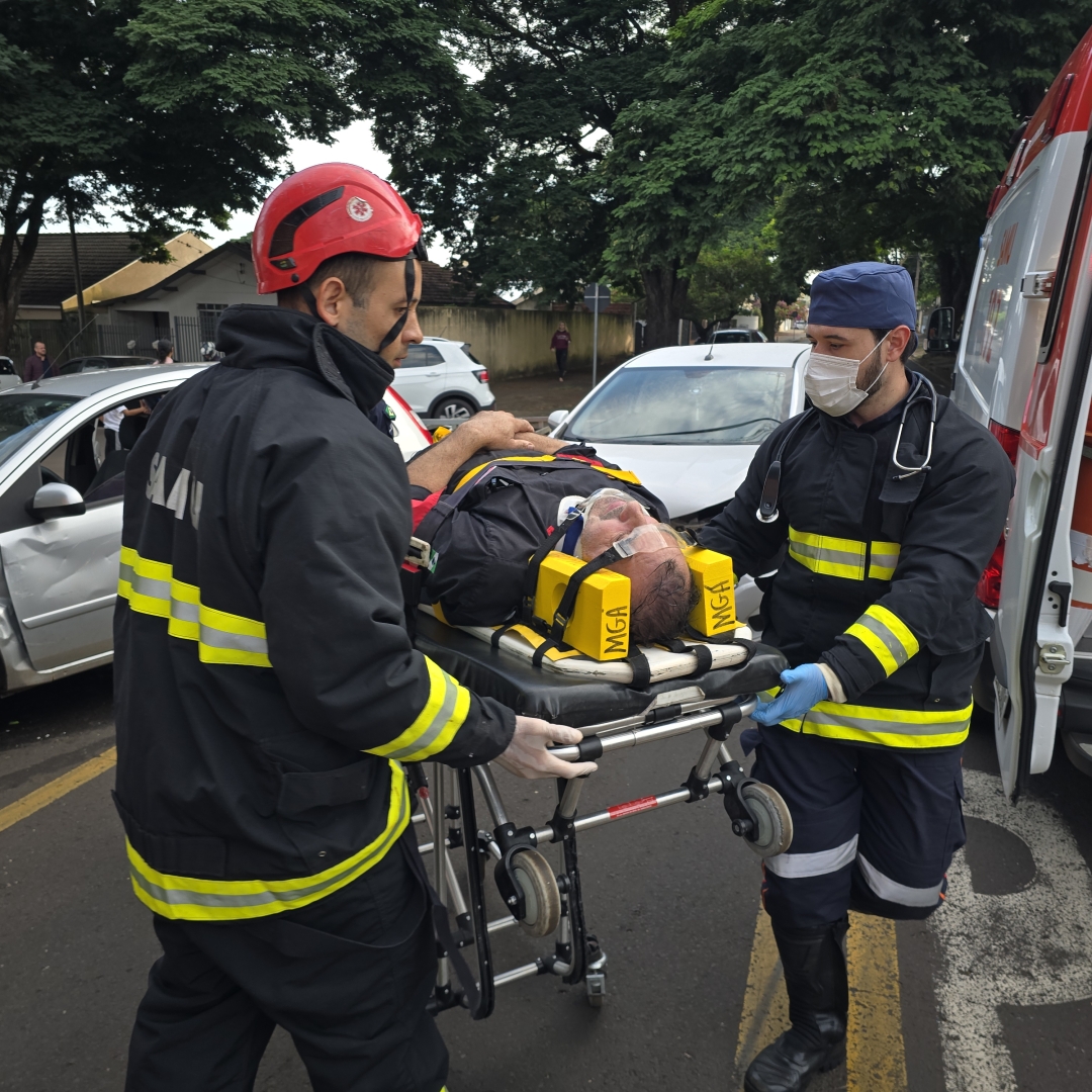 Acidente em cruzamento deixa motorista feridos no Conjunto Patrícia, em Maringá