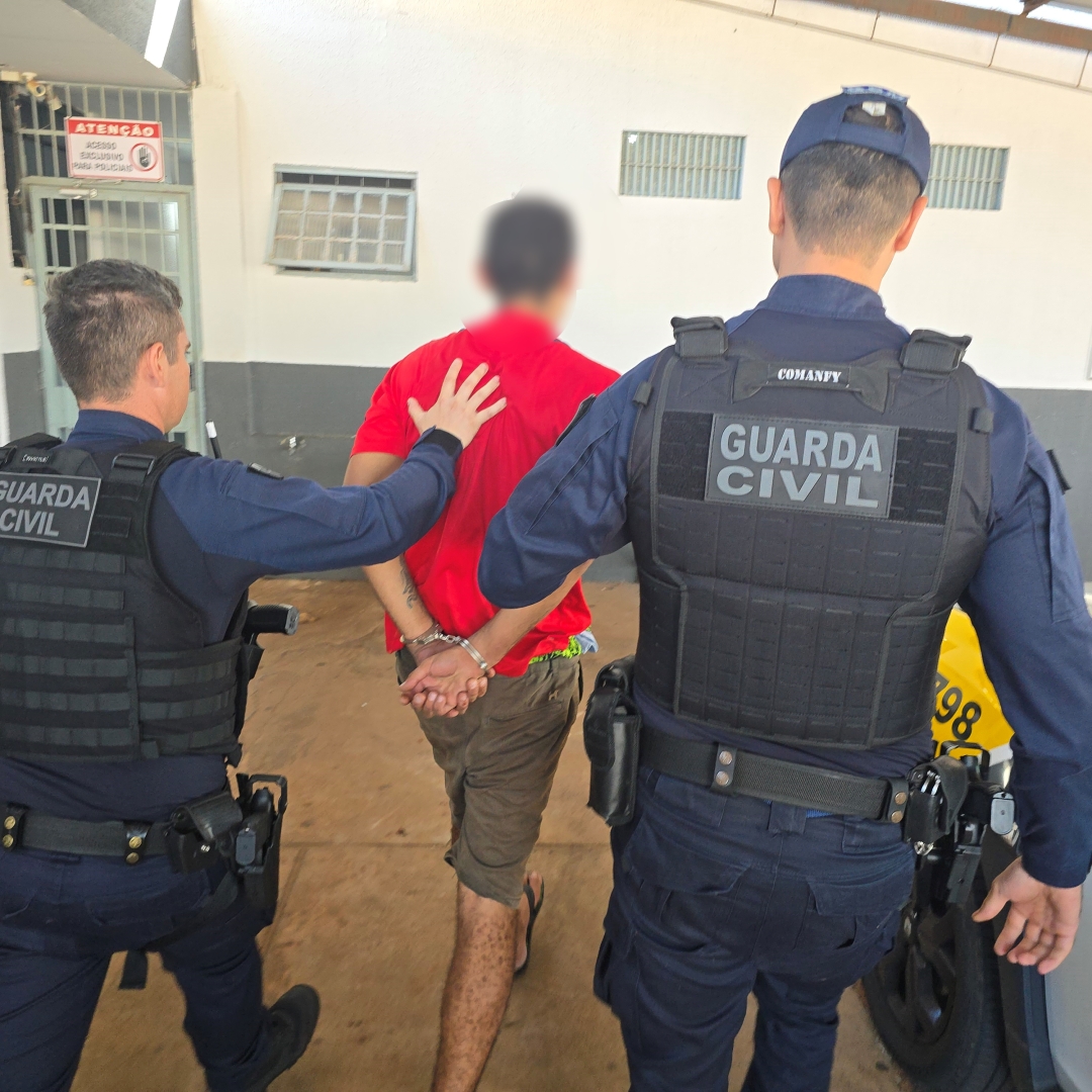 Homem é preso pela Guarda Municipal após invadir pet shop para roubar celular