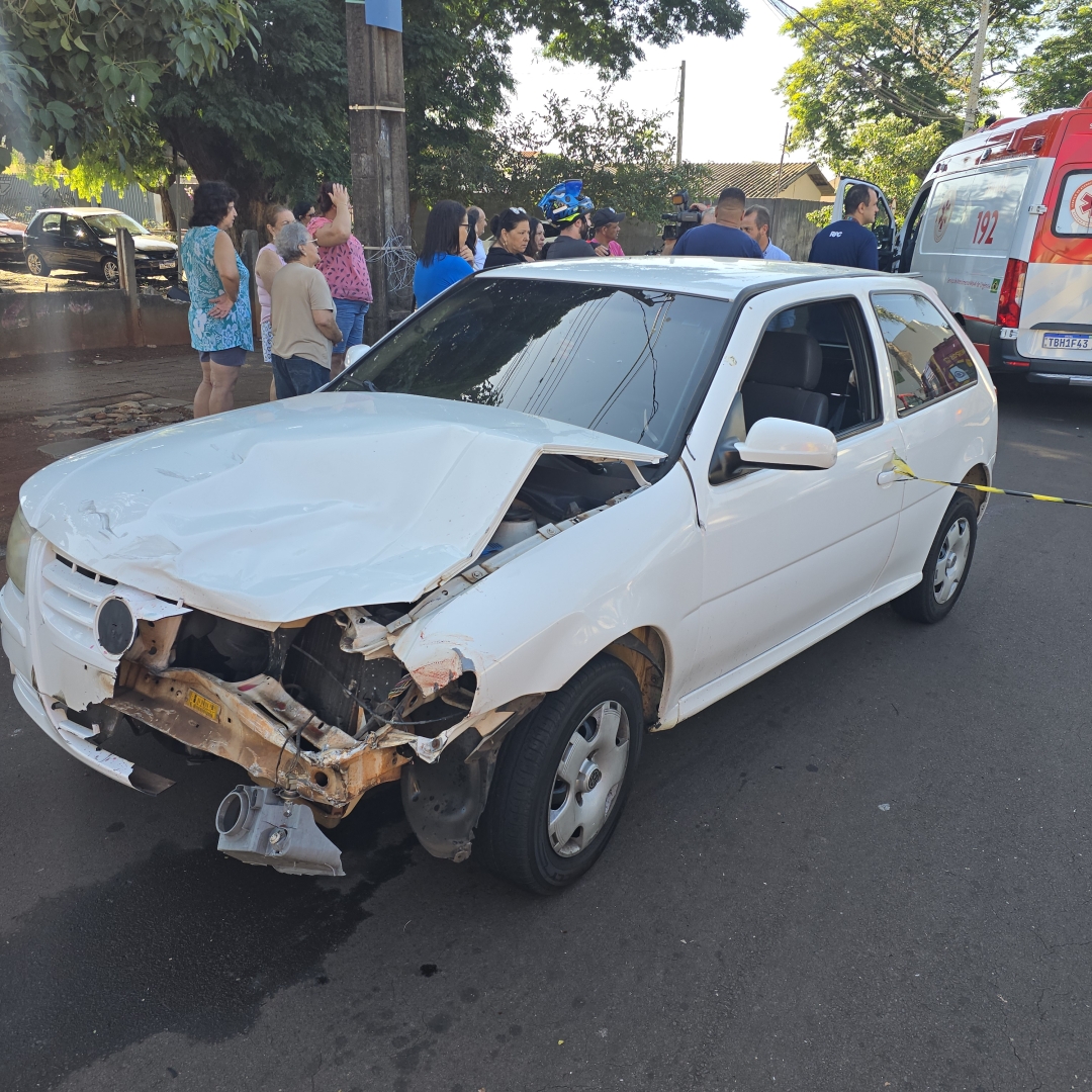 Mãe e filho ficam gravemente feridos após colisão no Jardim Alvorada, em Maringá