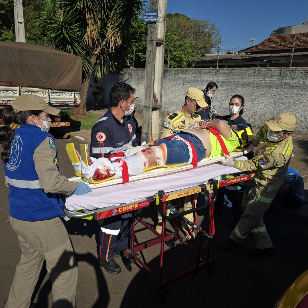 Mãe e filho ficam gravemente feridos após colisão no Jardim Alvorada, em Maringá