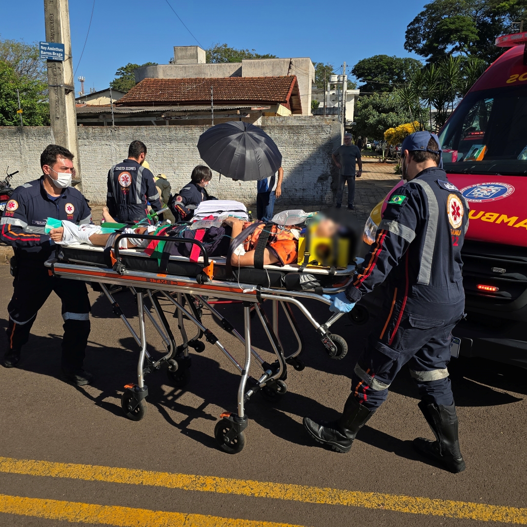 Mãe e filho ficam gravemente feridos após colisão no Jardim Alvorada, em Maringá