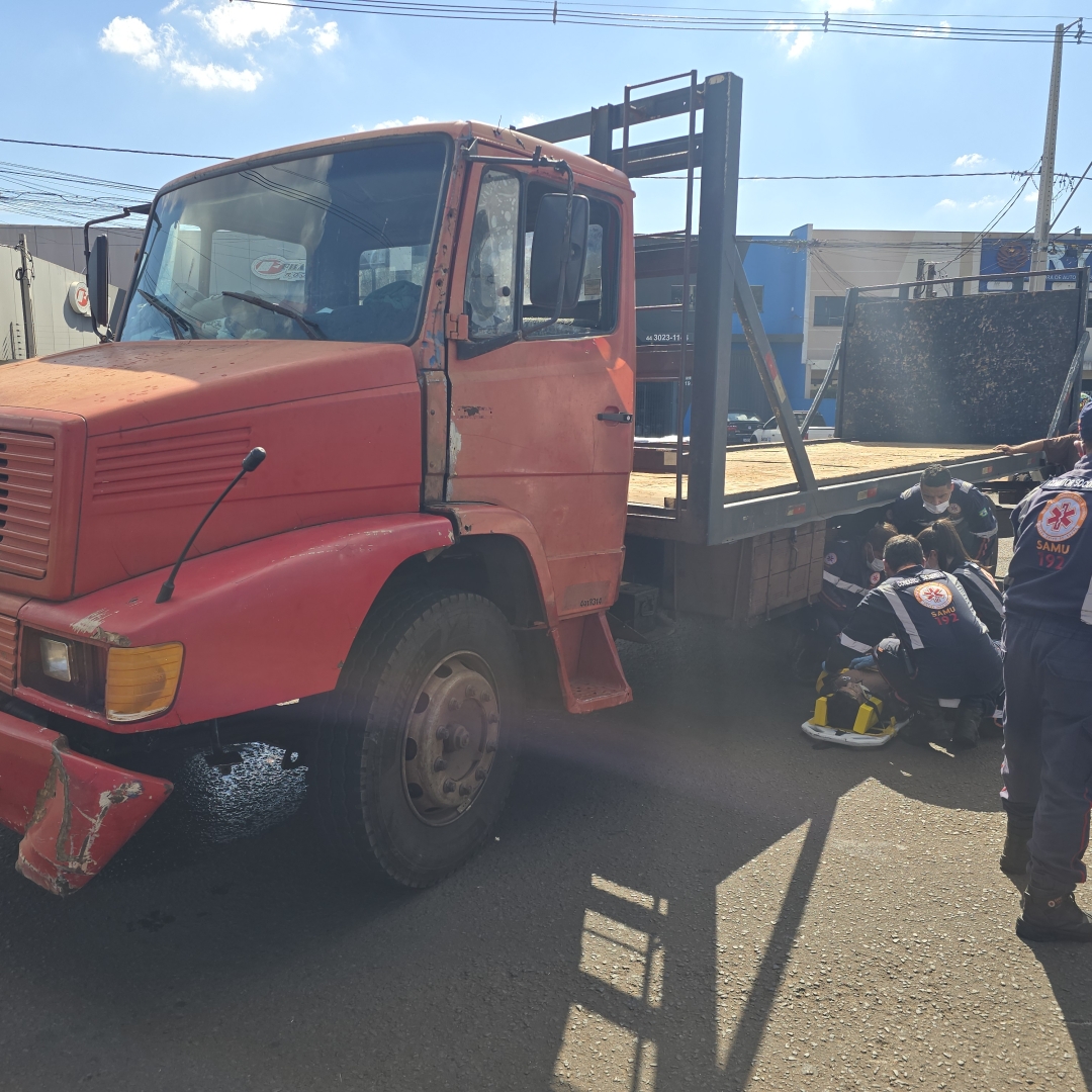 Batida violenta entre caminhão e moto deixa motoboy gravemente ferido na Avenida Morangueira