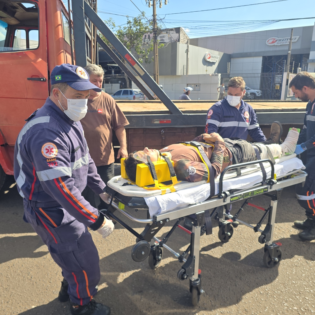 Batida violenta entre caminhão e moto deixa motoboy gravemente ferido na Avenida Morangueira