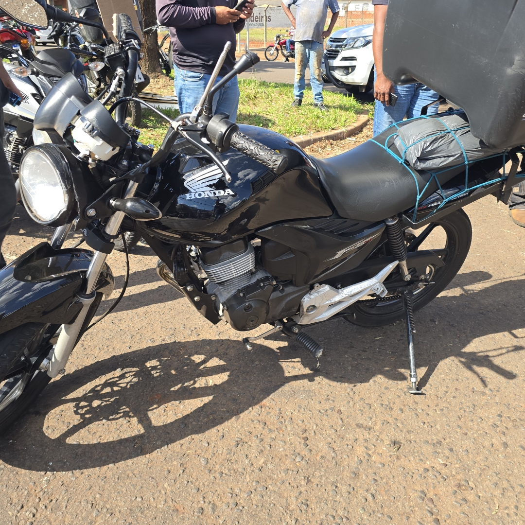 Batida violenta entre caminhão e moto deixa motoboy gravemente ferido na Avenida Morangueira