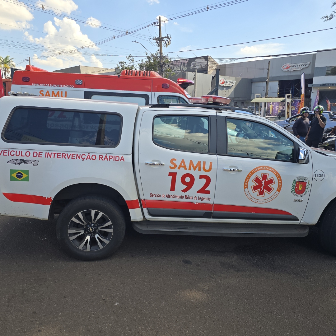Batida violenta entre caminhão e moto deixa motoboy gravemente ferido na Avenida Morangueira