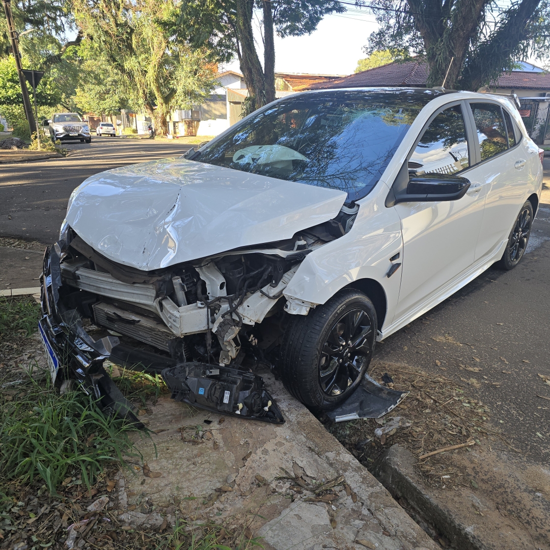 Motorista invade preferencial e provoca batida grave na zona 4
