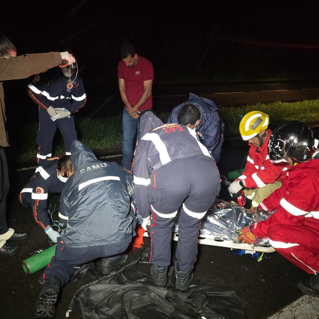 Motociclista fica gravemente ferido após colisão violenta na PR-317, em Maringá