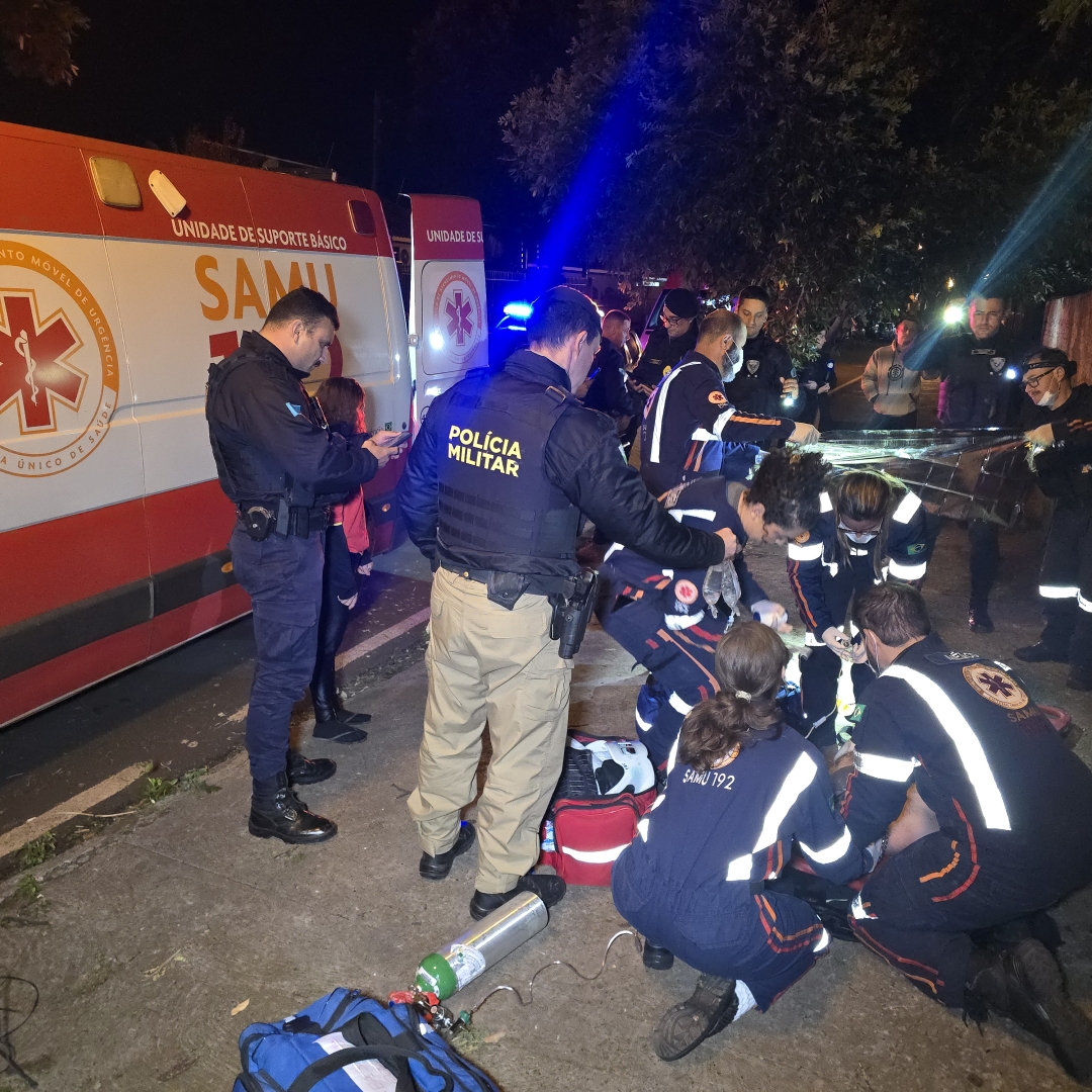 Homem é esfaqueado durante briga em bar e pede socorro após cair em via pública em Sarandi