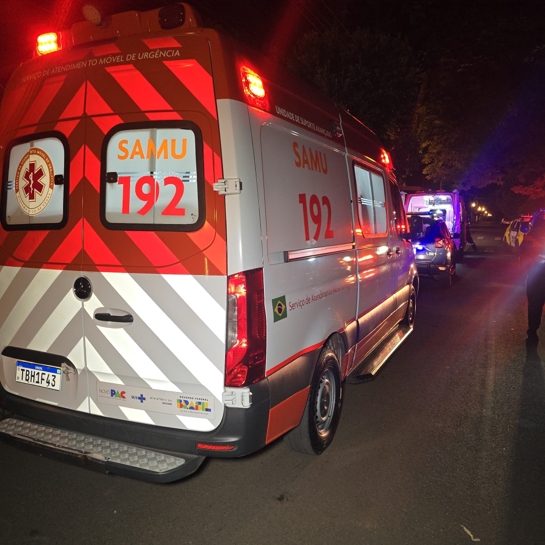 Homem é esfaqueado durante briga em bar e pede socorro após cair em via pública em Sarandi