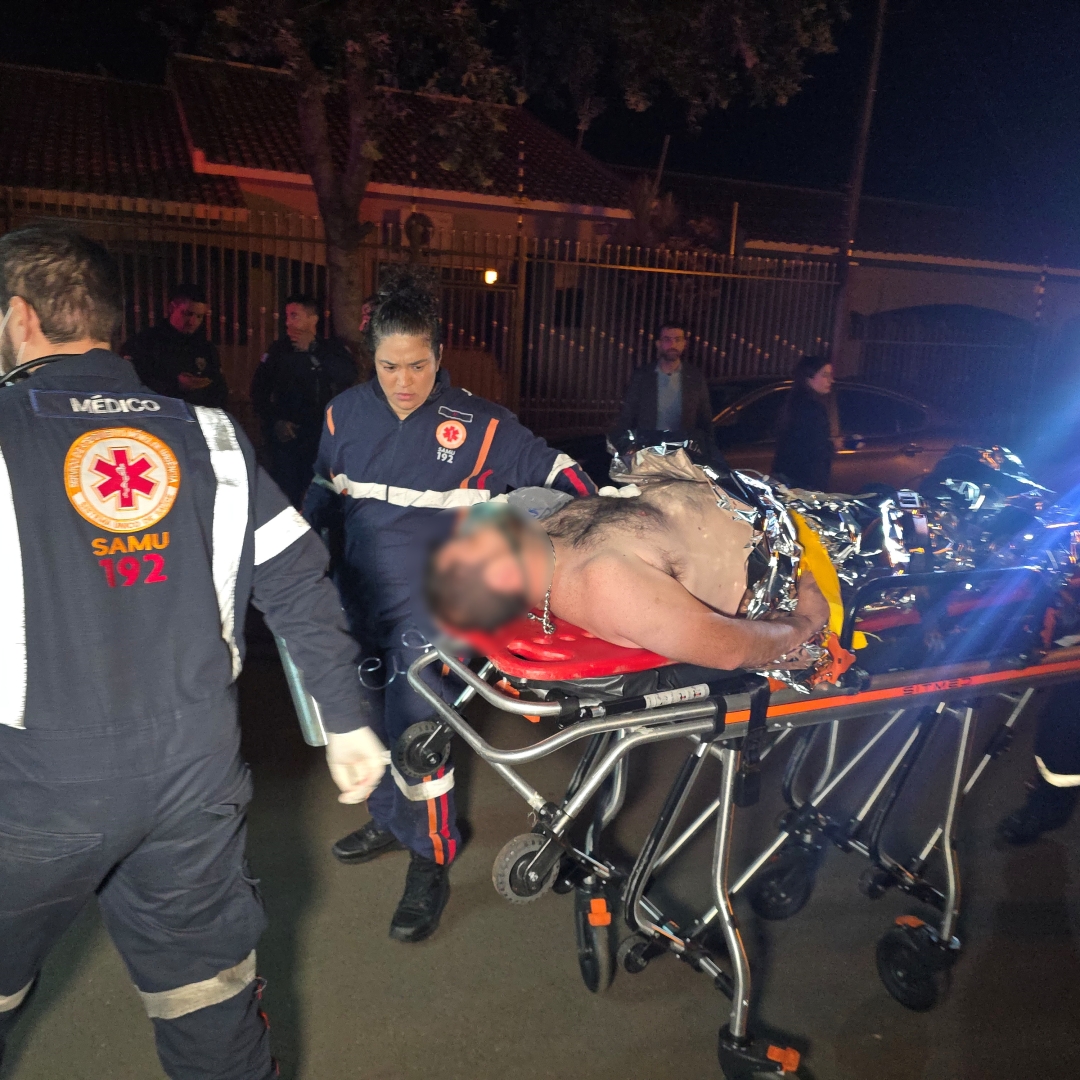 Homem é esfaqueado durante briga em bar e pede socorro após cair em via pública em Sarandi