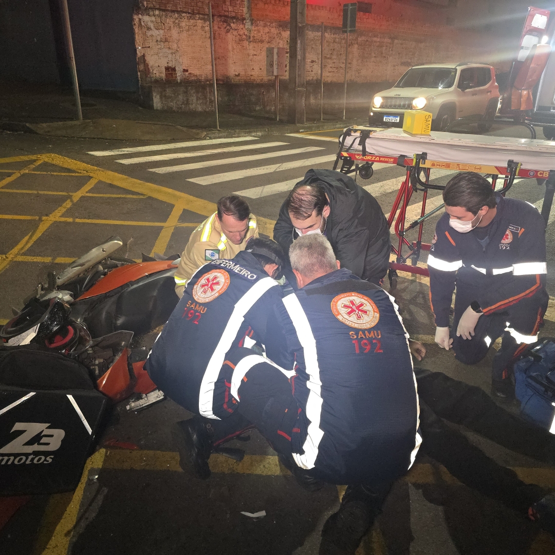 Motoboy fica ferido após avançar sinal vermelho e bater em utilitária