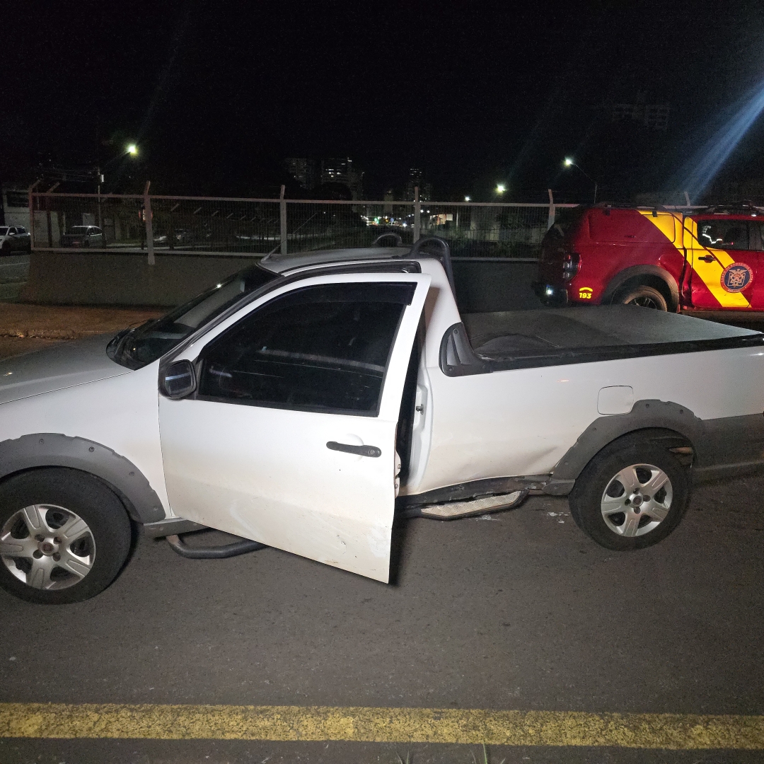 Motoboy fica ferido após avançar sinal vermelho e bater em utilitária