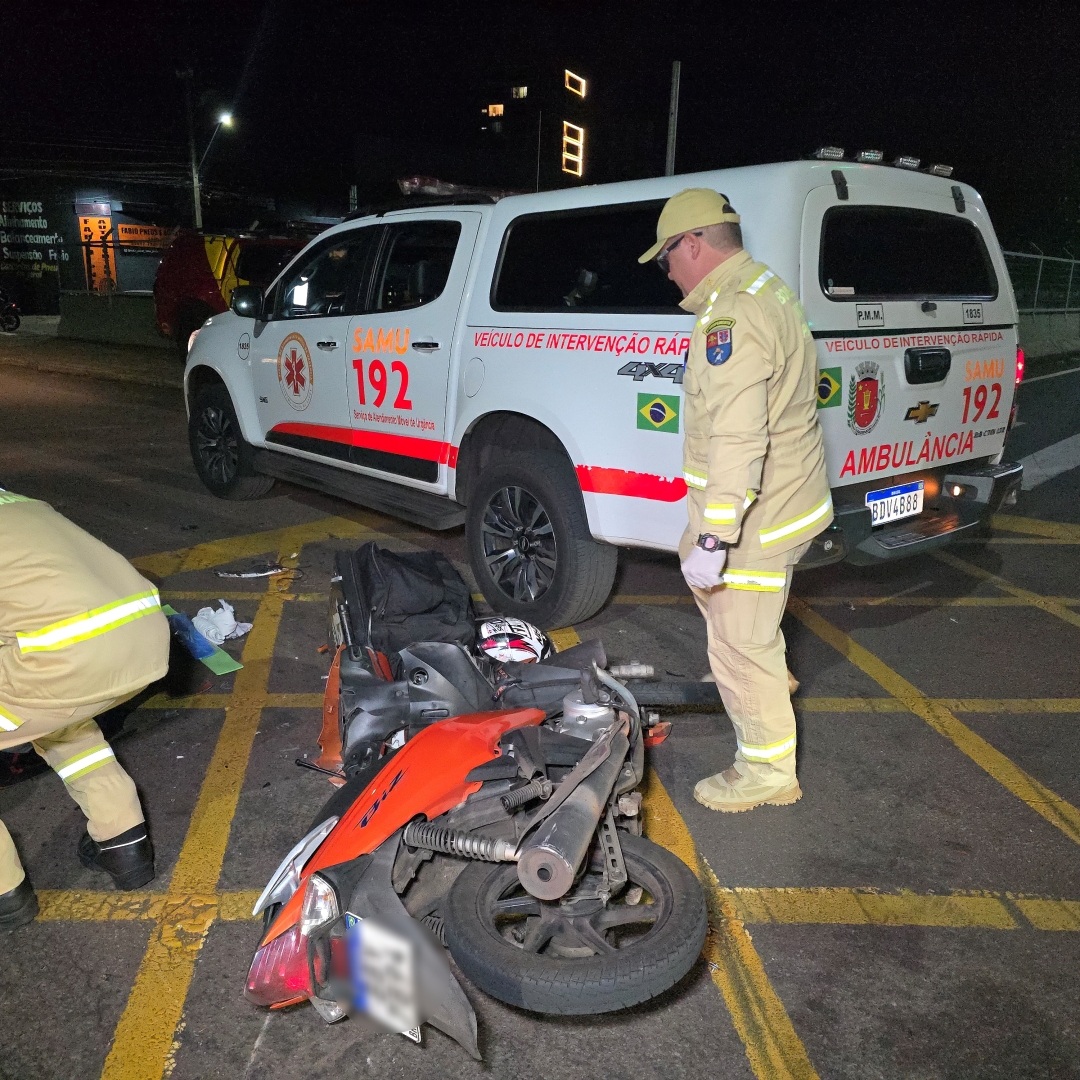 Motoboy fica ferido após avançar sinal vermelho e bater em utilitária
