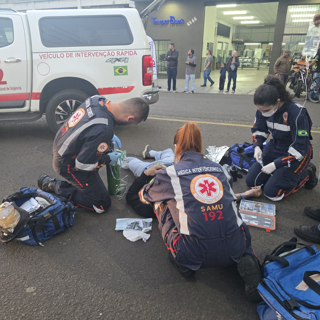 Motociclista sofre fratura exposta após colisão grave na Avenida Brasil