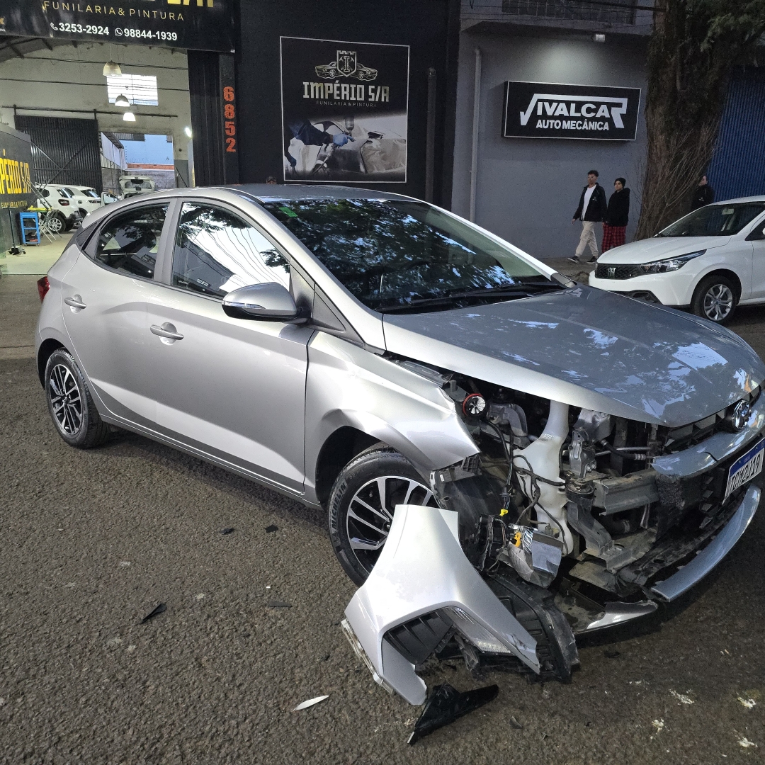 Motociclista sofre fratura exposta após colisão grave na Avenida Brasil