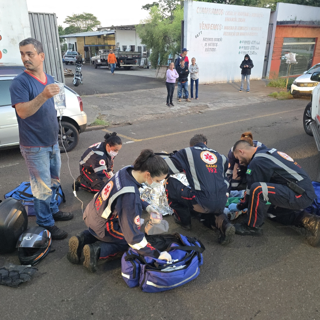 Motociclista sofre fratura exposta após colisão grave na Avenida Brasil