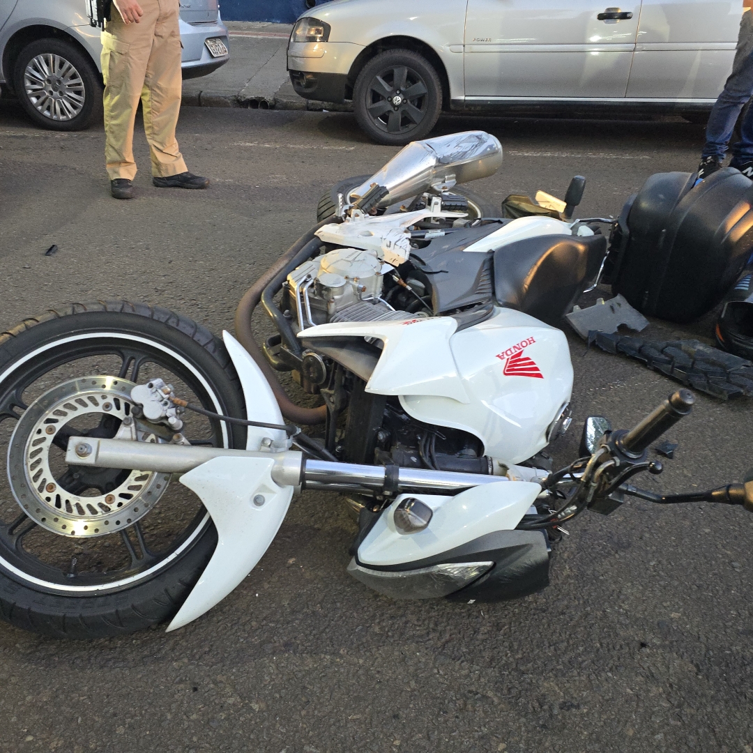 Motociclista sofre fratura exposta após colisão grave na Avenida Brasil