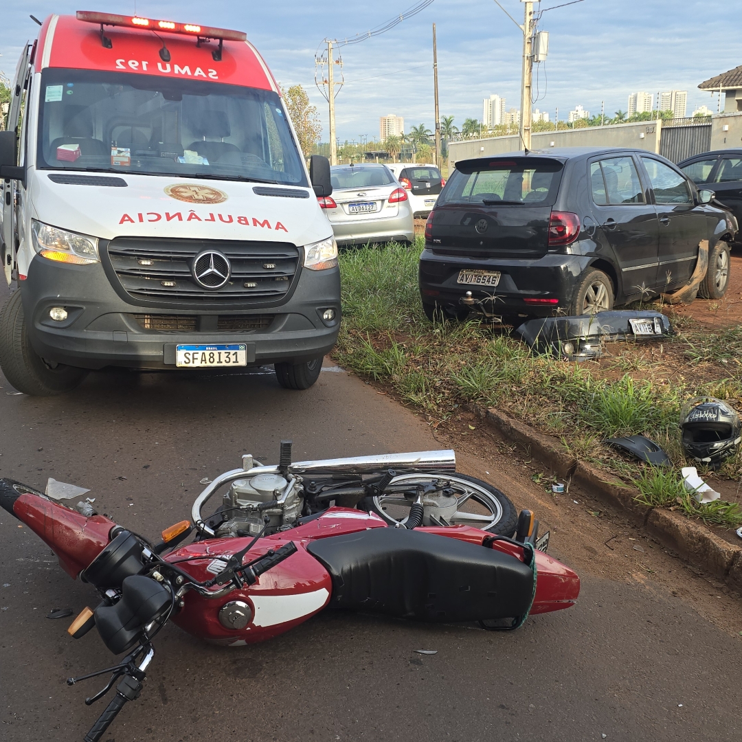 Grave acidente entre carro e moto deixa motociclista ferido próximo ao Eurogarden, em Maringá