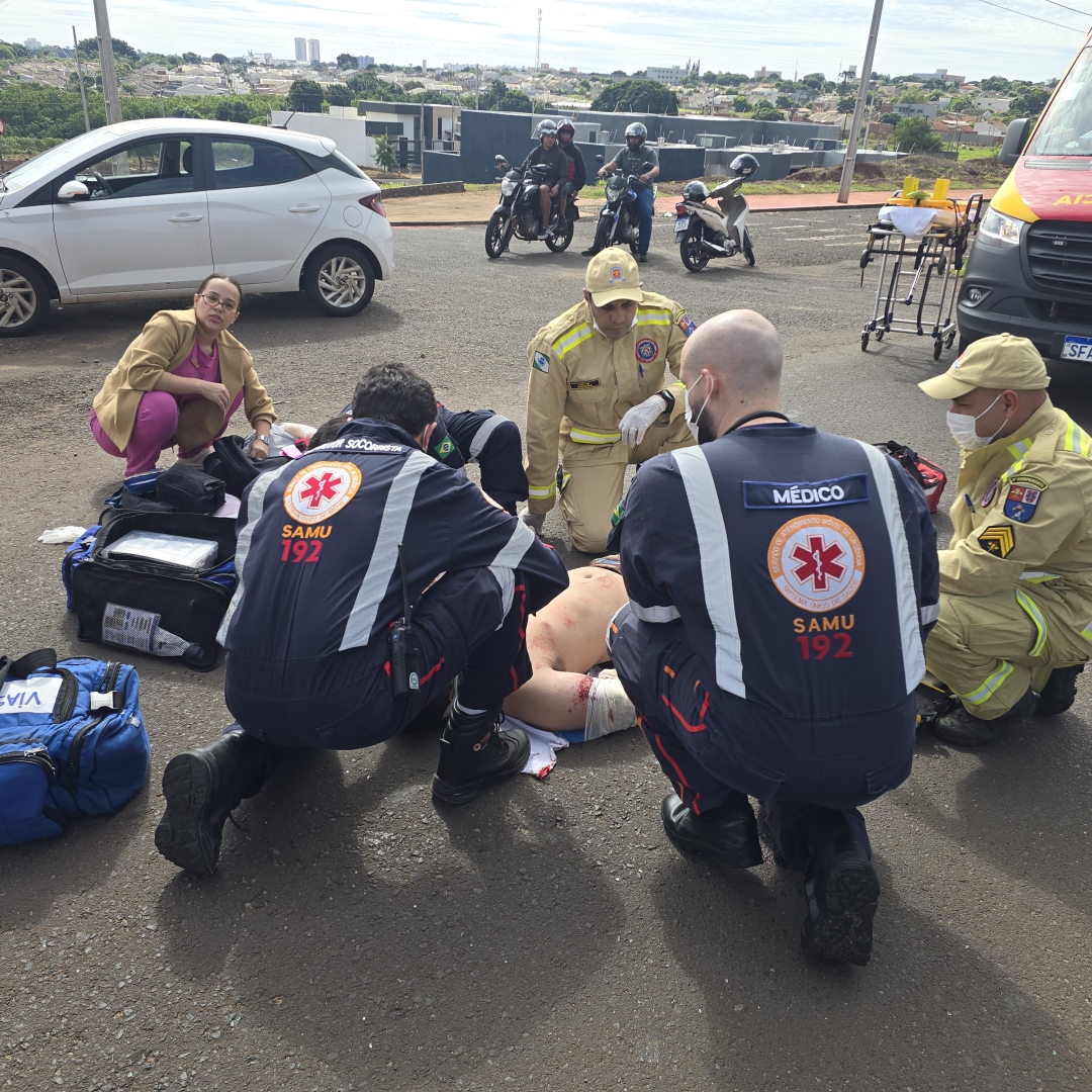 Motociclista de 18 anos fica gravemente ferido após colisão com carro em Sarandi