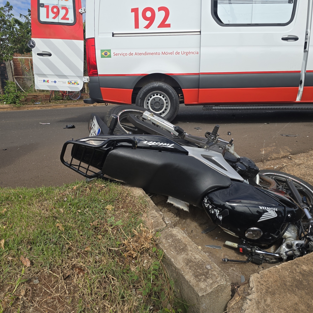 Motociclista de 18 anos fica gravemente ferido após colisão com carro em Sarandi
