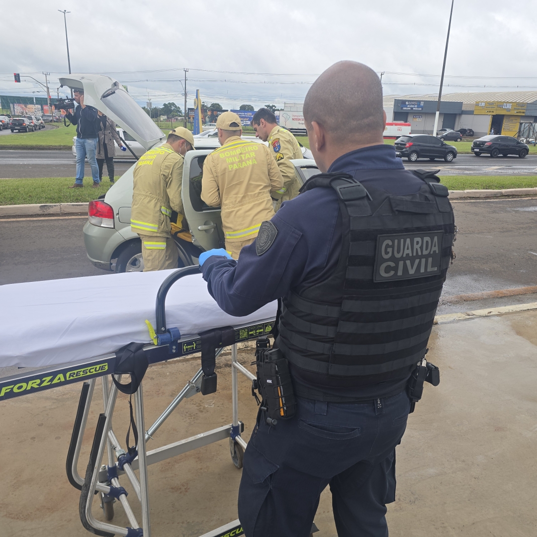 Motorista perde controle da direção e bate carro contra poste na marginal da Avenida Colombo, em Maringá