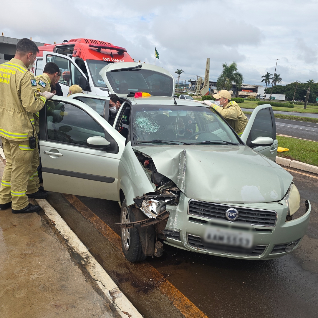 Motorista perde controle da direção e bate carro contra poste na marginal da Avenida Colombo, em Maringá