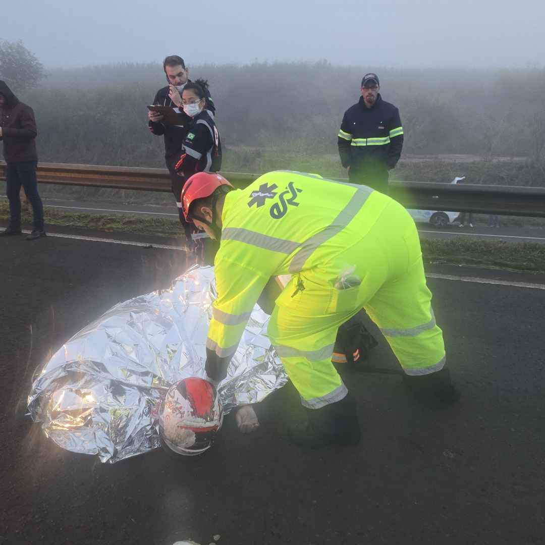 Motociclista de 62 anos morre em grave acidente envolvendo três veículos na BR-376, em Maringá