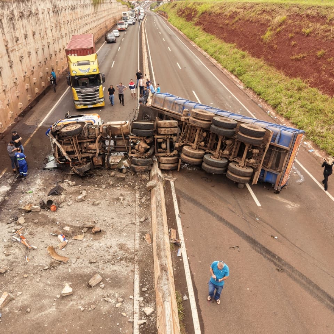 Caminhão da Defesa Civil tomba no Contorno Norte e causa congestionamento quilométrico em Maringá
