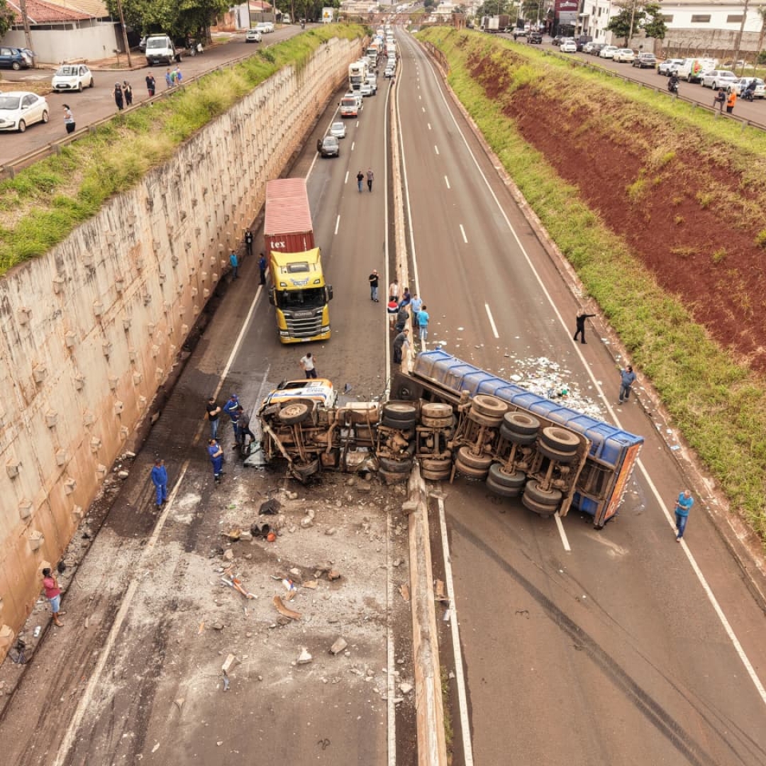 Caminhão da Defesa Civil tomba no Contorno Norte e causa congestionamento quilométrico em Maringá