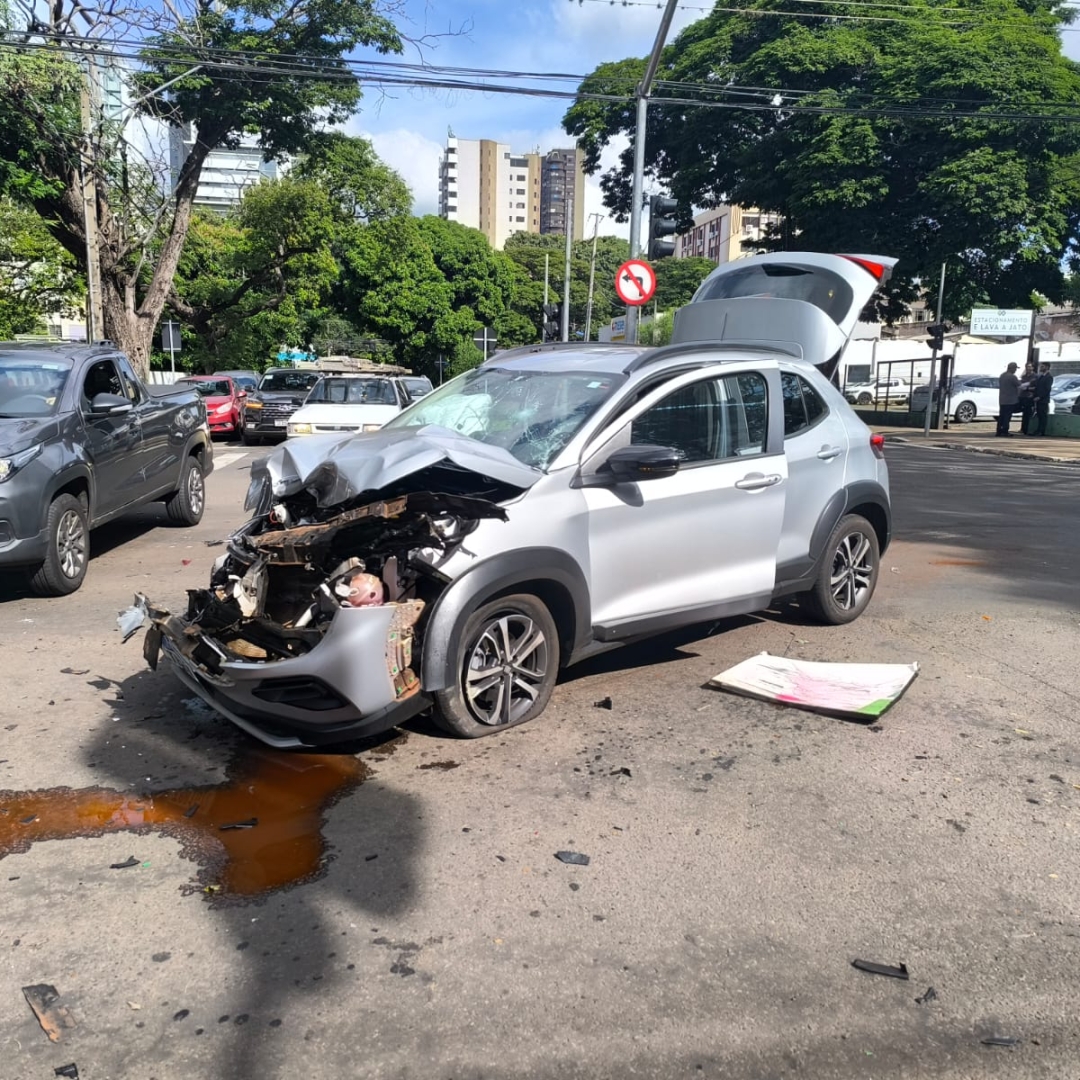 Ônibus do transporte coletivo e carro se envolvem em acidente violento no centro de Maringá