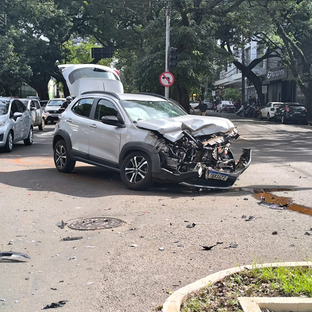 Ônibus do transporte coletivo e carro se envolvem em acidente violento no centro de Maringá