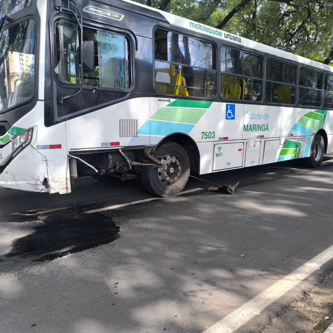 Ônibus do transporte coletivo e carro se envolvem em acidente violento no centro de Maringá
