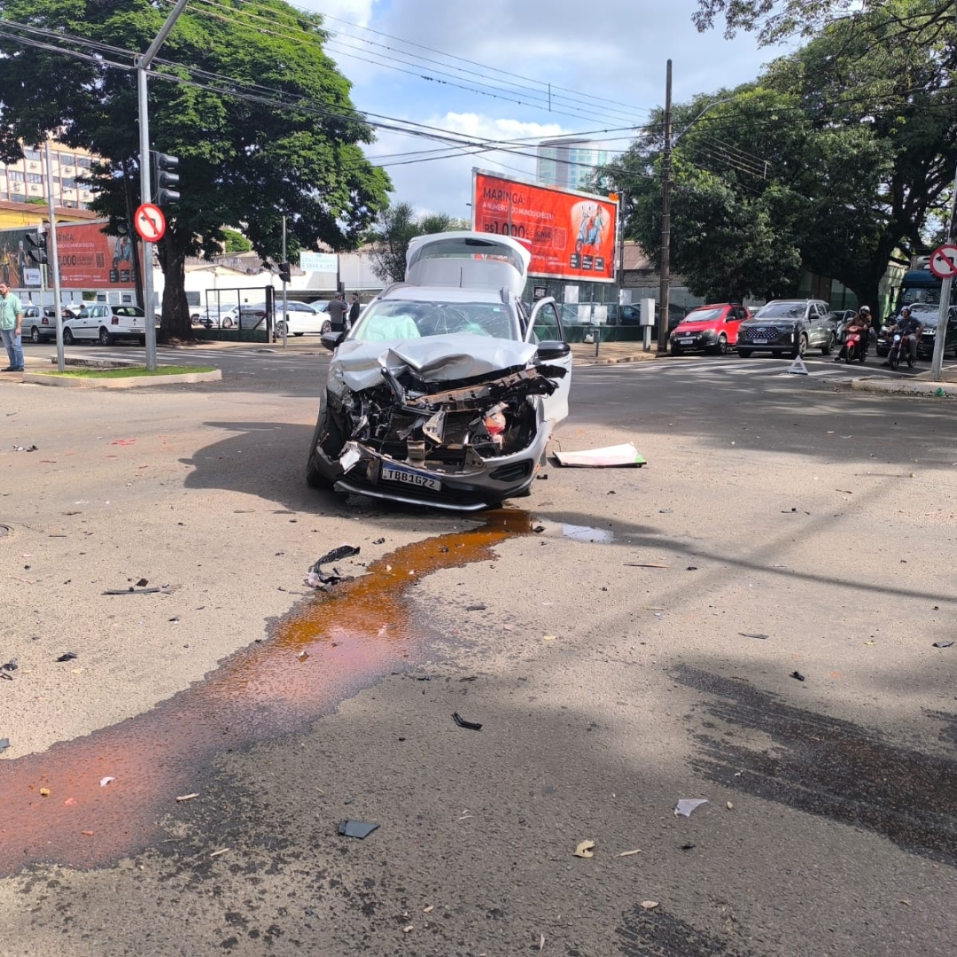 Ônibus do transporte coletivo e carro se envolvem em acidente violento no centro de Maringá