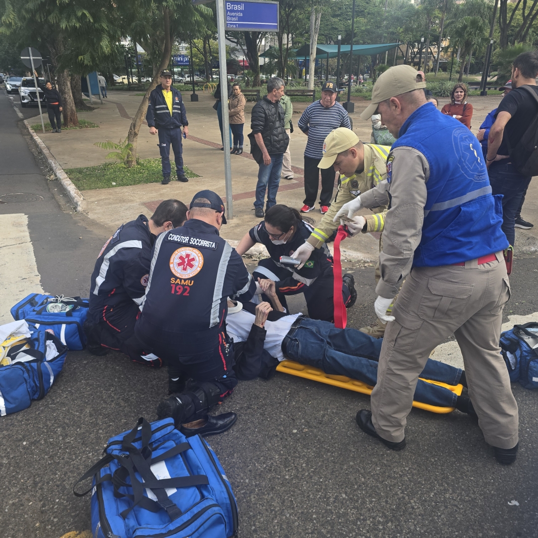 Idoso é atropelado por motocicleta ao atravessar faixa de pedestres no Centro de Maringá