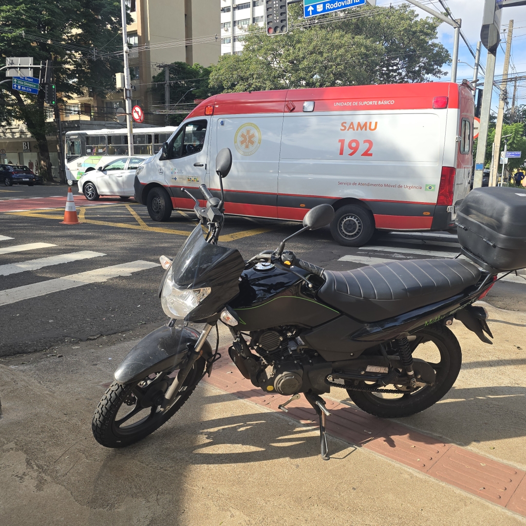 Idoso é atropelado por motocicleta ao atravessar faixa de pedestres no Centro de Maringá