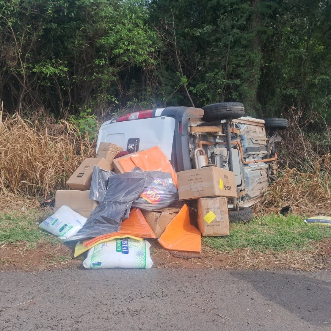 Gestante de oito meses fica ferida após tombamento de utilitário na BR-376, em Marialva
