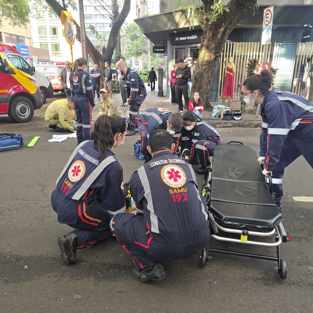 Motociclista sofre fratura de fêmur em grave acidente no centro de Maringá