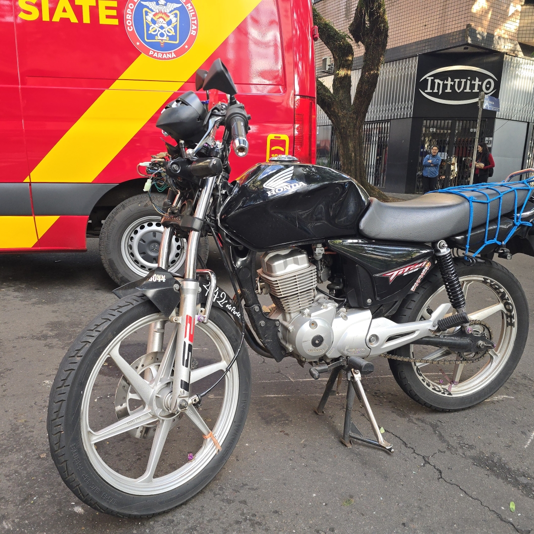 Motociclista sofre fratura de fêmur em grave acidente no centro de Maringá