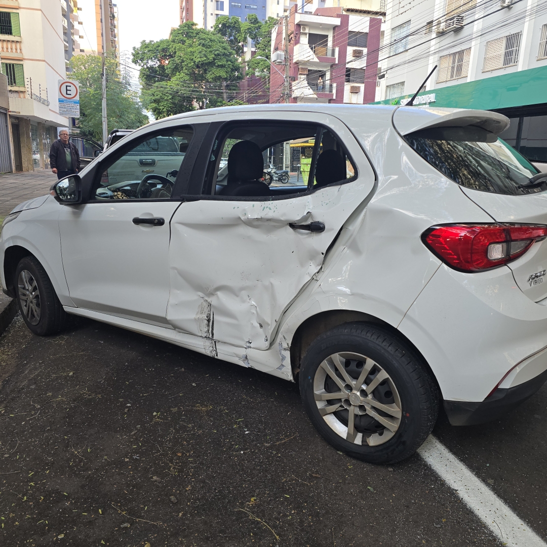 Motociclista sofre fratura de fêmur em grave acidente no centro de Maringá