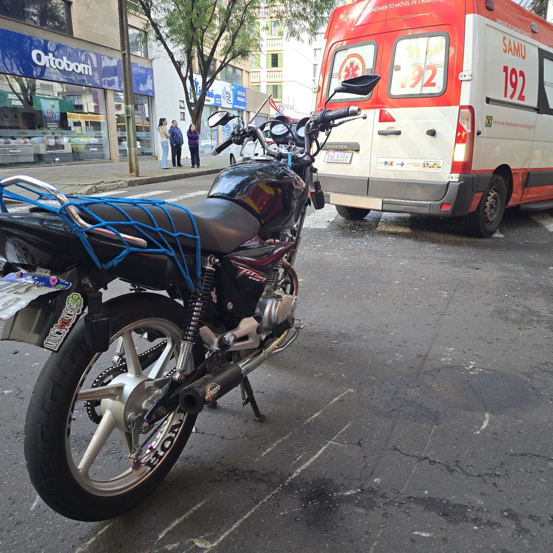 Motociclista sofre fratura de fêmur em grave acidente no centro de Maringá