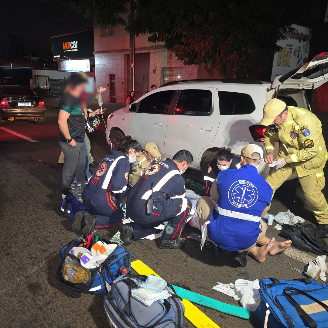 Motociclista sofre grave ferimento após ser atropelada por caminhão na Avenida Colombo, em Maringá