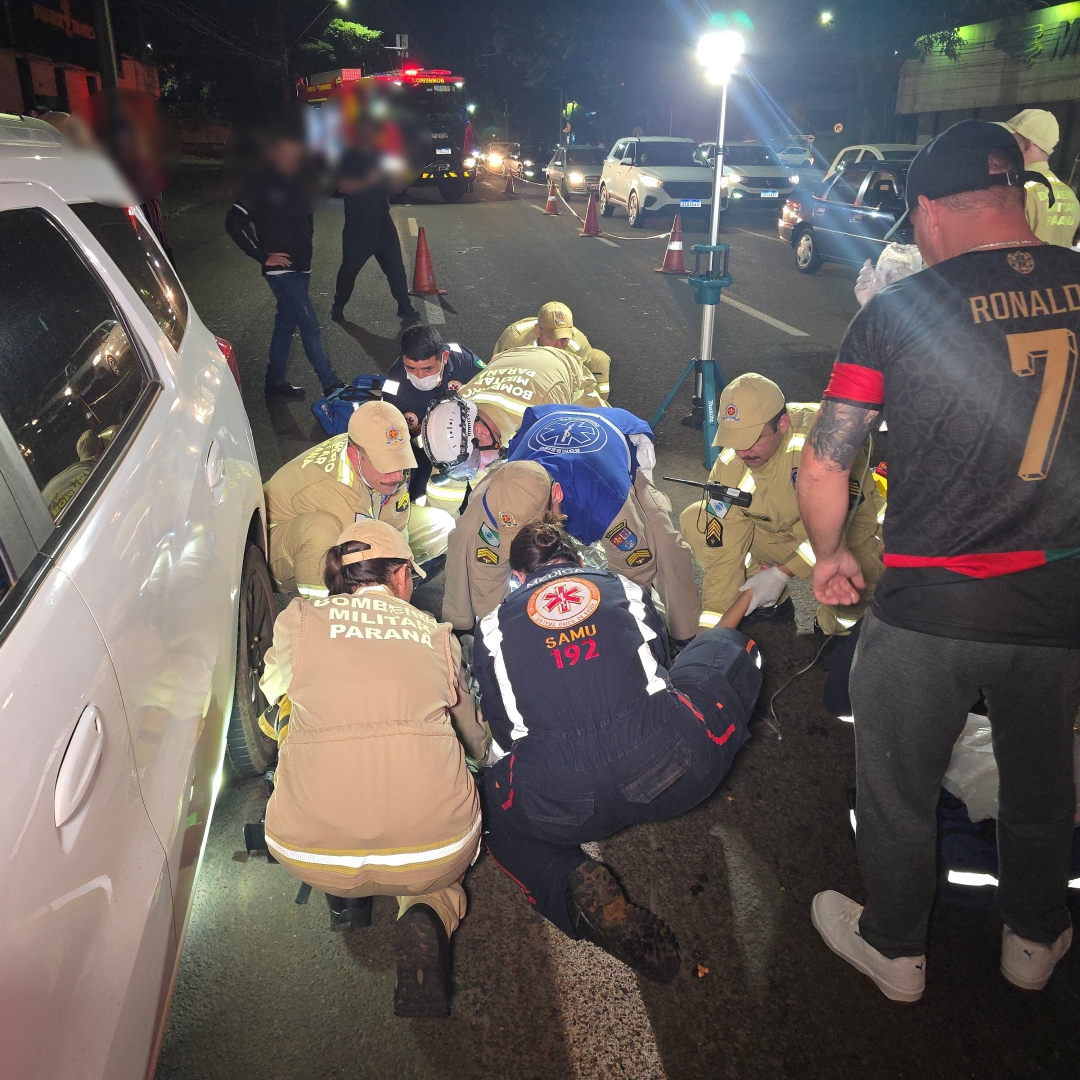 Motociclista sofre grave ferimento após ser atropelada por caminhão na Avenida Colombo, em Maringá