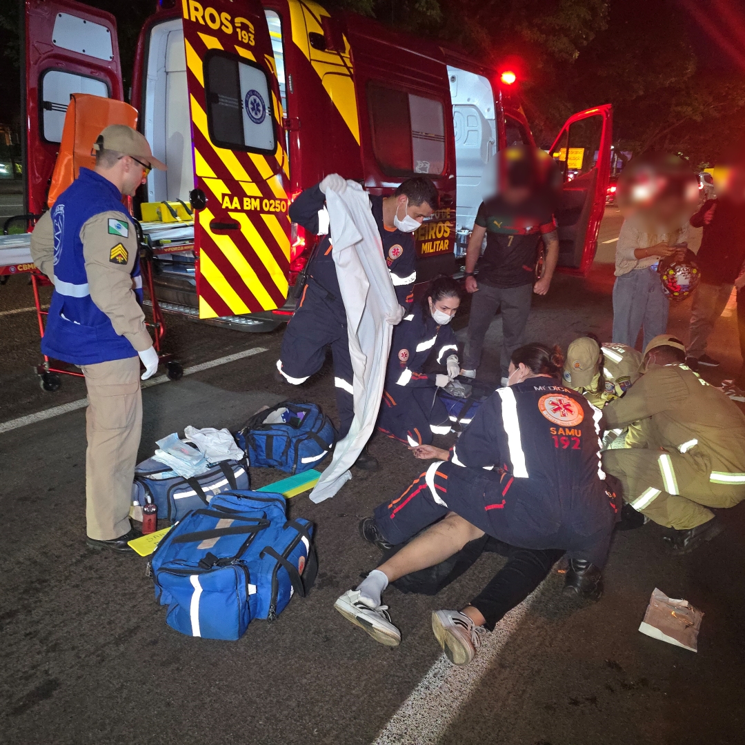 Motociclista sofre grave ferimento após ser atropelada por caminhão na Avenida Colombo, em Maringá