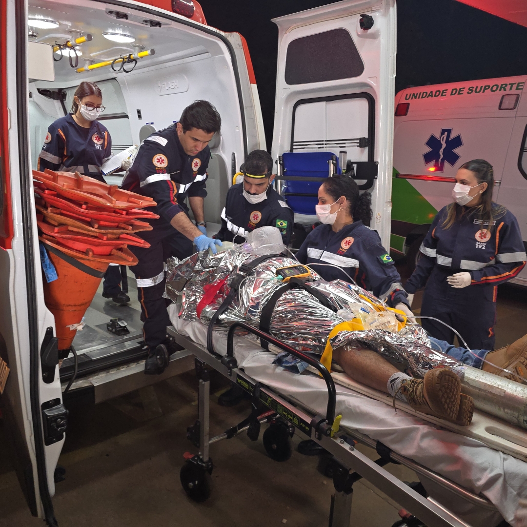 Motociclista é entubado após grave acidente entre moto e carro na Avenida Cerro Azul