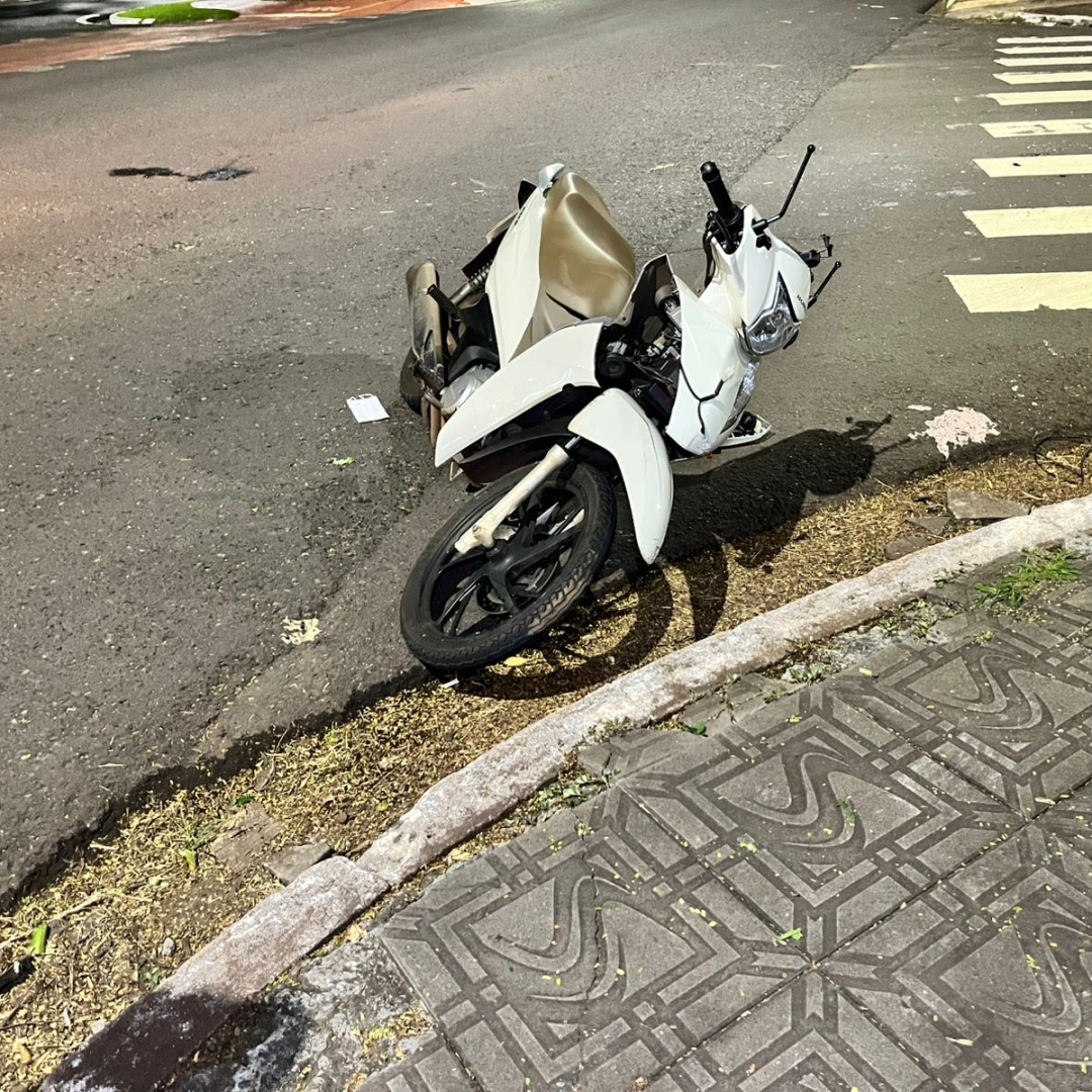 Motociclista é entubado após grave acidente entre moto e carro na Avenida Cerro Azul