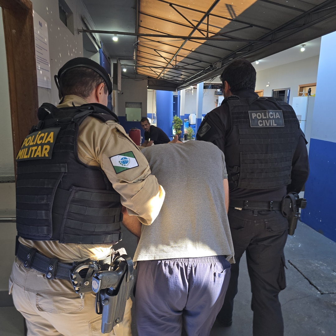 Investigado por ligação com triplo homicídio é capturado com pistola e malas prontas para fuga
