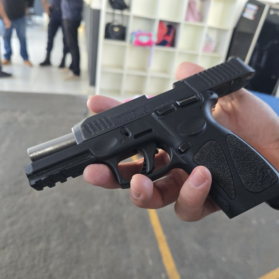 Investigado por ligação com triplo homicídio é capturado com pistola e malas prontas para fuga
