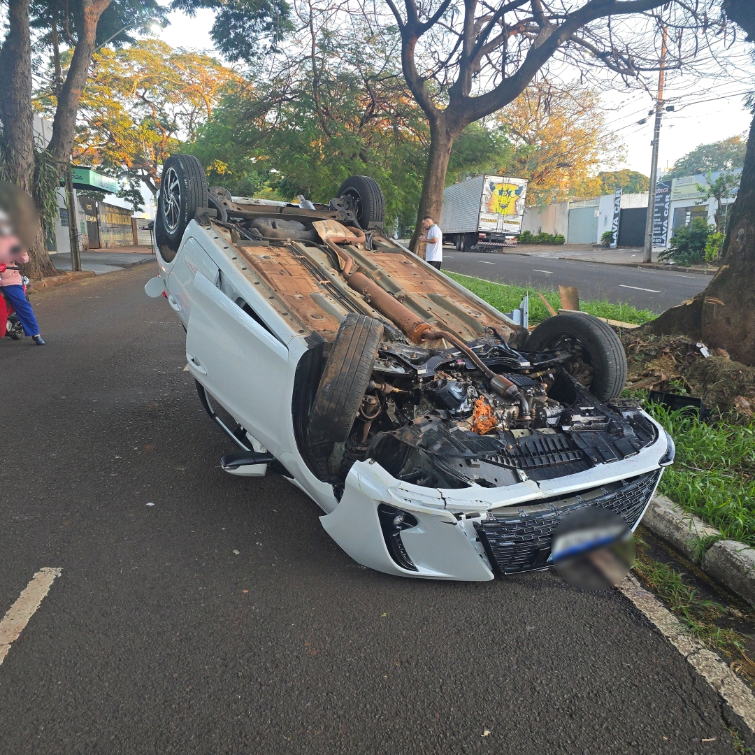 Automóvel capota após atingir raiz de árvore em avenida de Maringá