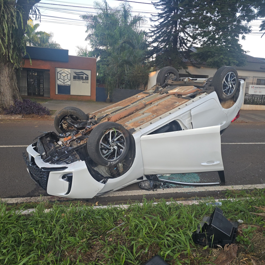 Automóvel capota após atingir raiz de árvore em avenida de Maringá