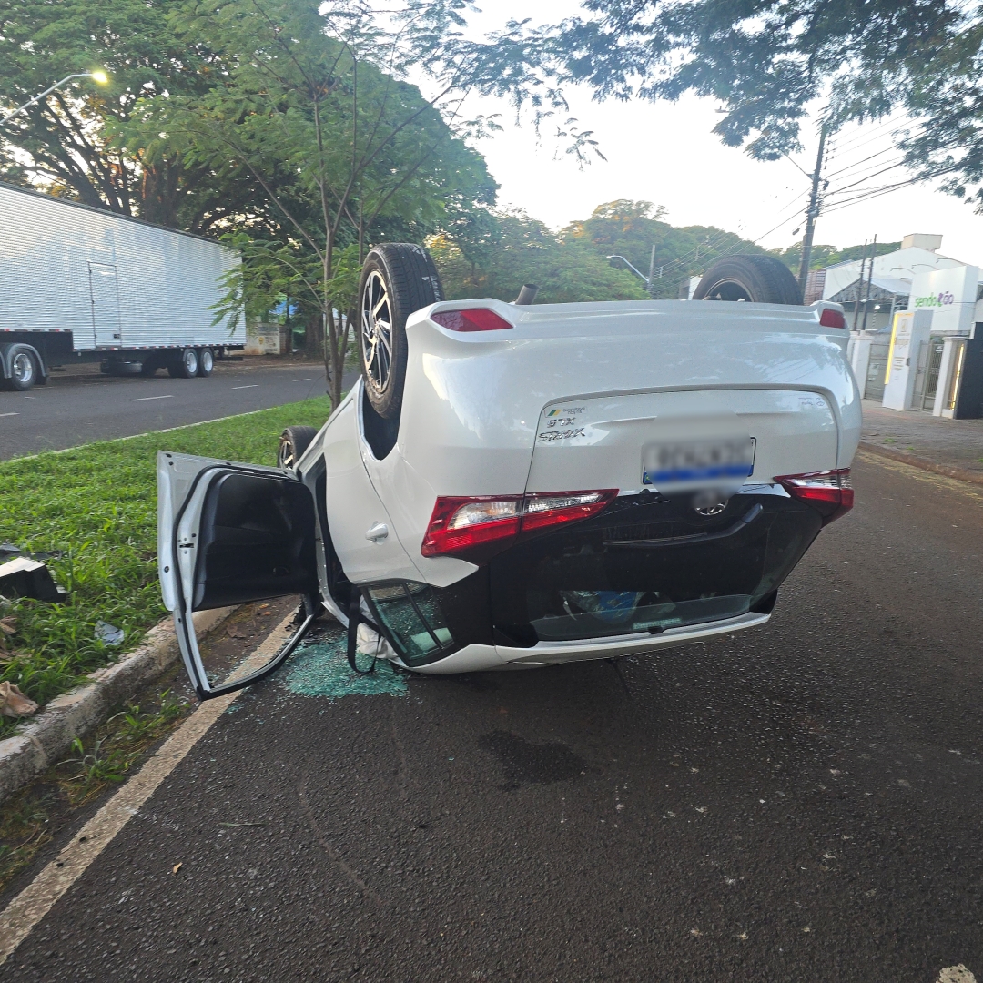 Automóvel capota após atingir raiz de árvore em avenida de Maringá